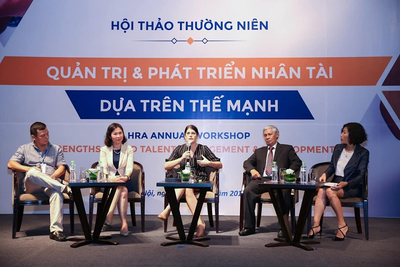 hoi-thao-quan-tri-va-phat-trien-nhan-tai-cua-la.jpg