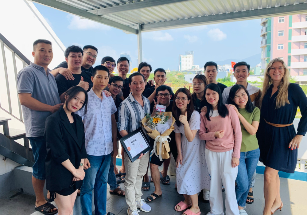 Xenia-Tech-nhan-vien (4).png