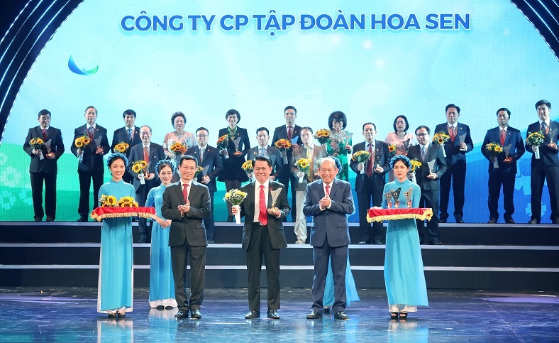 2648_Ong_Vu_Van_Thanh_-_Pho_Tong_Giam_doc_Tap_doan_Hoa_Sen_dai_dien_Tap_doan_Hoa_Sen_nhan_Thuong_hieu_Quoc_gia_2020_2.jpg