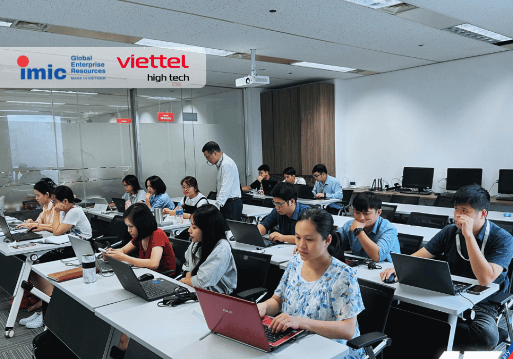Viettel-High-Tech-nhan-vien (3) (1).png