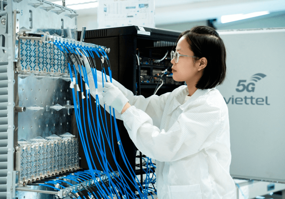 Viettel-High-Tech-nhan-vien (2) (1).png