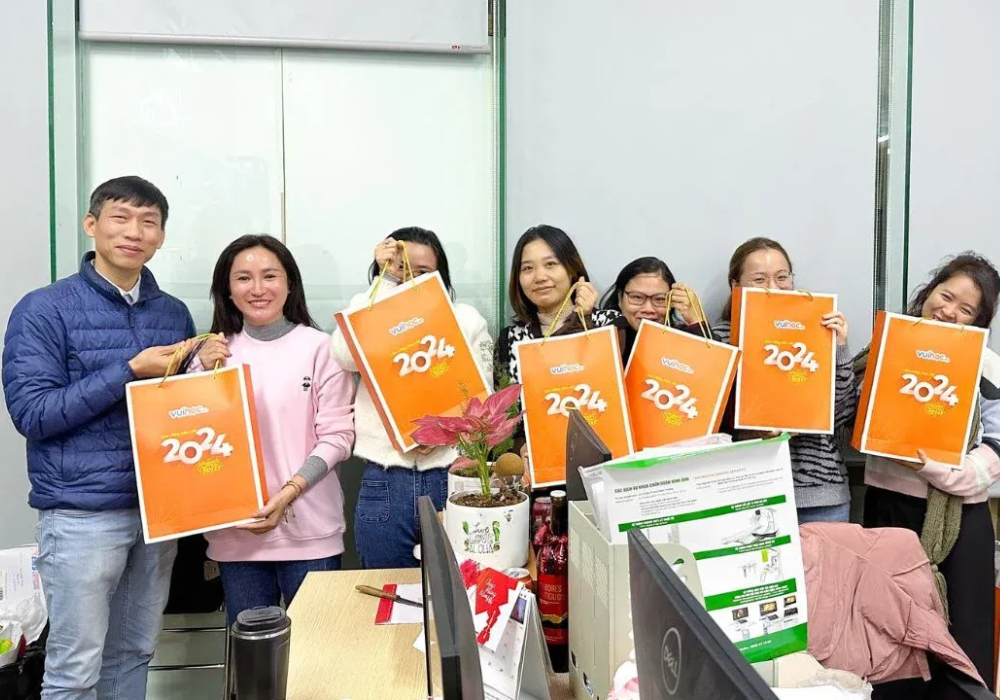 Vuihoc-nhan-vien (2).png