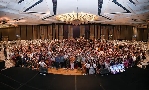 Working at Maxi-Cash Financial Services: Culture, Benefits, and Leadership-002