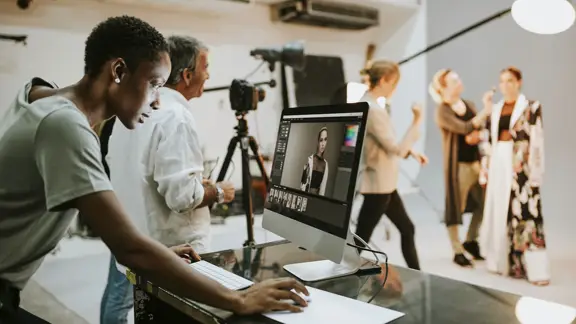 How to create an Creative Director Job Description Template-001